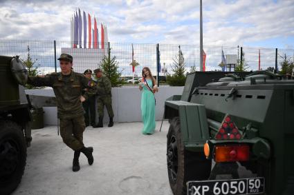 Московская область.  Военно-полевая кухня  во время общеобластного выпускного вечера под девизом `Взлетай!` на территории Военно-патриотического парка культуры и отдыха Вооруженных Сил РФ `Патриот`.