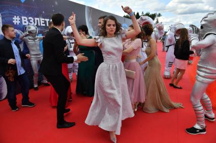 Московская область. Во время общеобластного выпускного вечера под девизом `Взлетай!` на территории Военно-патриотического парка культуры и отдыха Вооруженных Сил РФ `Патриот`.