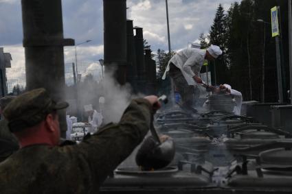 Московская область.  Военно-полевая кухня  во время общеобластного выпускного вечера под девизом `Взлетай!` на территории Военно-патриотического парка культуры и отдыха Вооруженных Сил РФ `Патриот`.