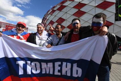 Москва. Российские болельщики рядом со стадионом `Спартак` перед началом матча Кубка Конфедераций-2017 по футболу между сборными России и Португалии.