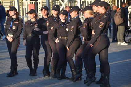 Москва. Девушки курсанты школы полиции во время матча Кубка Конфедераций-2017 по футболу между сборными России и Португалии.