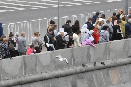 Москва. Верующие в очереди на Пречистенской набережной к храму Христа Спасителя, где находится ковчег с мощами святителя Николая Чудотворца.