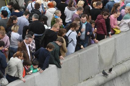 Москва. Верующие в очереди на Пречистенской набережной к храму Христа Спасителя, где находится ковчег с мощами святителя Николая Чудотворца.