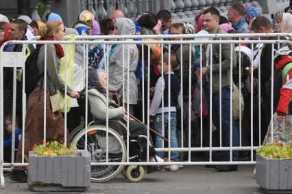 Москва. Верующие в очереди на Пречистенской набережной к храму Христа Спасителя, где находится ковчег с мощами святителя Николая Чудотворца.