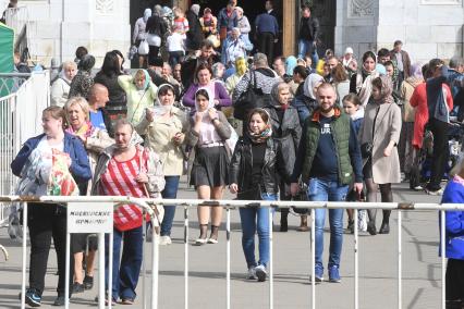 Москва. Верующие  у Храма Христа Спасителя, где находится ковчег с мощами святителя Николая Чудотворца.