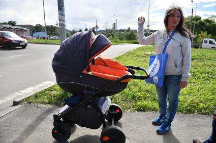 Балашиха. Жительница  микрорайона Павлино с коляской.