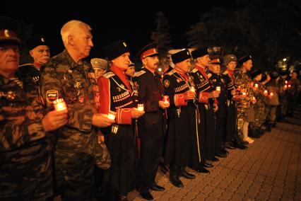 Ставрополь. Военнослужащие казачьего войска  во время акции  `Свеча памяти`  , приуроченной  к Дню памяти и скорби.