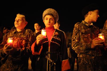 Ставрополь. Воспитанники военных училищ во время акции `Свеча памяти` , приуроченной к Дню памяти и скорби.