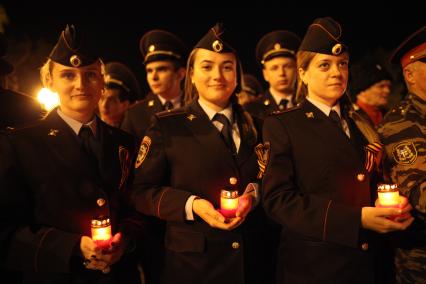 Ставрополь. Девушки военнослужащие во время акции  `Свеча памяти`  , приуроченной  к Дню памяти и скорби.