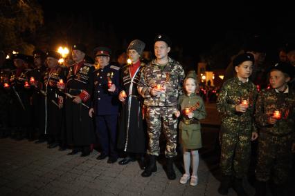 Ставрополь. Военнослужащие казачьего войска  во время акции  `Свеча памяти`  , приуроченной  к Дню памяти и скорби.