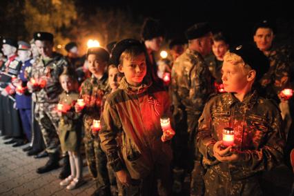 Ставрополь. Воспитанники военных училищ  во время акции  `Свеча памяти`  , приуроченной  к Дню памяти и скорби.