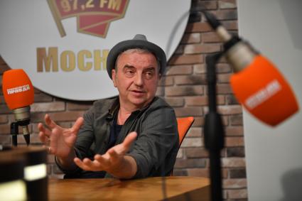 Москва. Лидер группы `Чайф` Владимир Шахрин в прямом эфире радио `Комсомольская правда`.