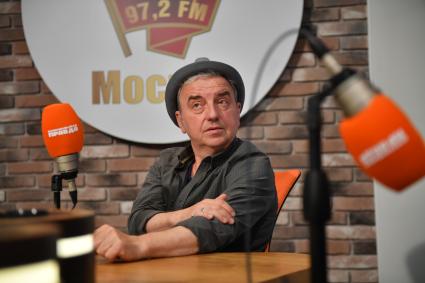 Москва. Лидер группы `Чайф` Владимир Шахрин в прямом эфире радио `Комсомольская правда`.
