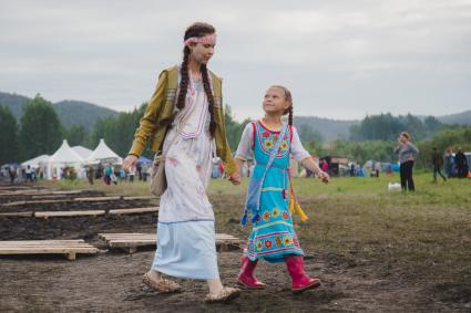 Челябинск.  Участницы Бажовского  фестиваля народного творчества.