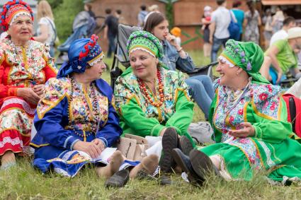 Челябинск.  Женщины в русских народных костюмах  на  Бажовском фестивале народного творчества.