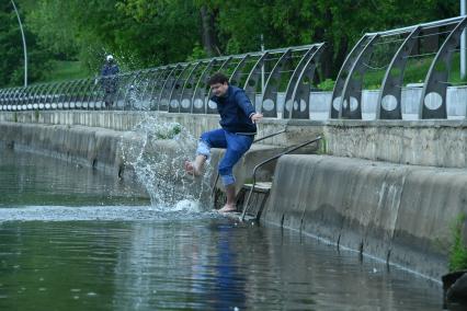 Москва. Корреспондент `Комсомольской правды ` Павел Клоков открывает купальный сезон в парке `Фили`.