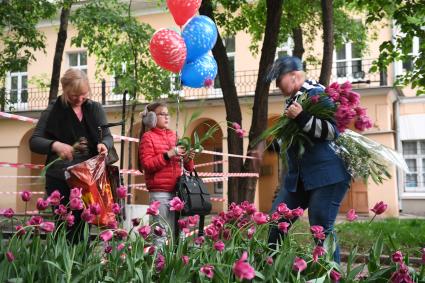 Москва. Горожане собирают тюльпаны, сломанные после урагана в сквере у дома Н.В. Гоголя на Никитском бульваре.