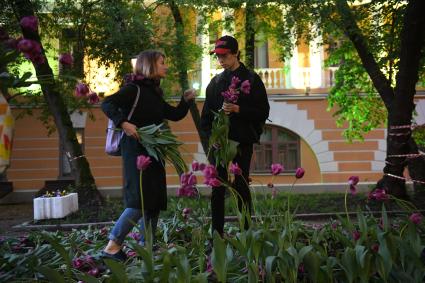 Москва. Горожане собирают тюльпаны, сломанные после урагана в сквере у дома Н.В. Гоголя на Никитском бульваре.