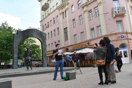 Москва.  Корреспондент `Комсомольской правды ` Павел Клоков читает стихи на старом Арбате  рядом с памятником Булату Окуджаве.