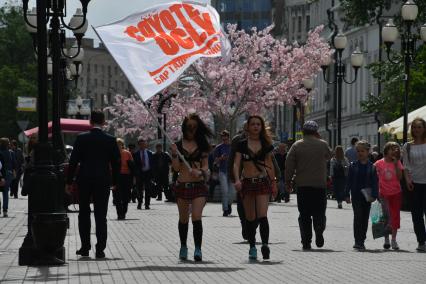 Москва.  Девушки с флагом на старом Арбате.