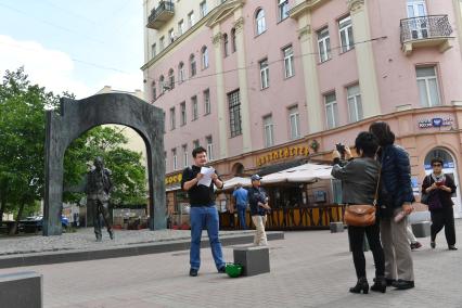 Москва.  Корреспондент `Комсомольской правды ` Павел Клоков читает стихи на старом Арбате  рядом с памятником Булату Окуджаве.