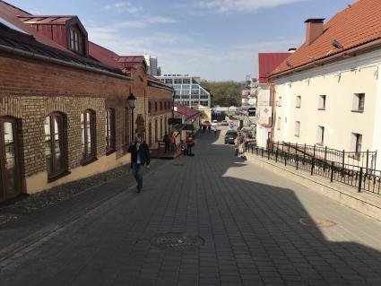 Белоруссия. Минск.  Прохожие на одной из городских улиц.