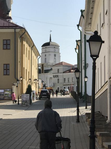 Белоруссия. Минск.  Прохожие на одной из городских улиц.