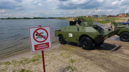 Московская область. Демонстрация возможностей колесного бронетранспортера амфибии БРДМ 2 на Бисеровом озере перед первым автопробегом Союзного государства России и Беларусии `Дорога мужества`.