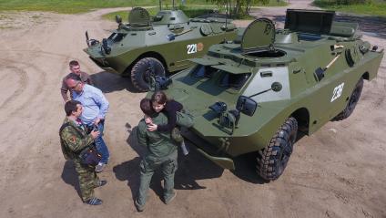 Московская область.  Демонстрация возможностей  колесного  бронетранспортера  амфибии БРДМ 2  на Бисеровом озере перед первым автопробегом  Союзного государства России и Беларусии `Дорога мужества`.