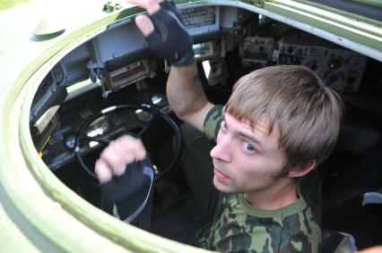 Московская область.  Демонстрация возможностей  колесного  бронетранспортера  амфибии БРДМ 2  на Бисеровом озере перед первым автопробегом  Союзного государства России и Беларусии `Дорога мужества`.