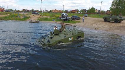 Московская область. Демонстрация возможностей колесного бронетранспортера амфибии БРДМ 2 на Бисеровом озере перед первым автопробегом Союзного государства России и Беларусии `Дорога мужества`.