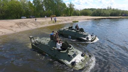 Московская область.  Демонстрация возможностей  колесного  бронетранспортера  амфибии БРДМ 2  на Бисеровом озере перед первым автопробегом  Союзного государства России и Беларусии `Дорога мужества`.