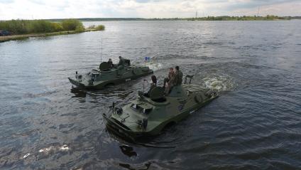 Московская область.  Демонстрация возможностей  колесного  бронетранспортера  амфибии БРДМ 2  на Бисеровом озере перед первым автопробегом  Союзного государства России и Беларусии `Дорога мужества`.