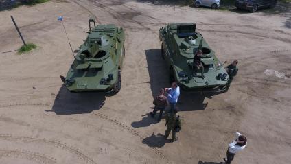 Московская область. Демонстрация возможностей колесного бронетранспортера амфибии БРДМ 2 на Бисеровом озере перед первым автопробегом Союзного государства России и Беларусии `Дорога мужества`.