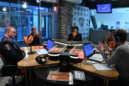 Москва. Генерал-майор полиции Александр Букач, лейтенант полиции Дарья Терехина, полковник полиции Елена Новосельцева, и полковник полиции Юрий Титов (слева направо) на радио ` Комсомольская правда`.