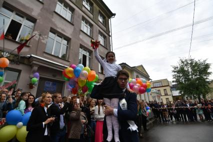 Москва.  Выпускники во время последнего звонка в школе # 1231 имени  В.Д.Поленова.