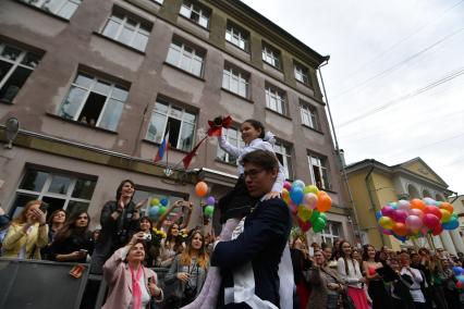 Москва.  Выпускники во время последнего звонка в школе # 1231 имени  В.Д.Поленова.