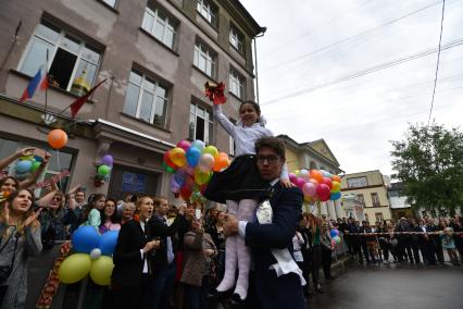 Москва.  Выпускники во время последнего звонка в школе # 1231 имени  В.Д.Поленова.