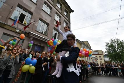 Москва.  Выпускники во время последнего звонка в школе # 1231 имени  В.Д.Поленова.