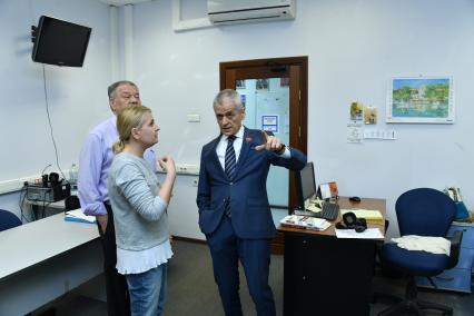 Москва. Главный редактор радио `Комсомольская правда` Наталья Вороная,  заместитель редактора отдела международной и внутренней политики `Комсомольской правды` Александр Гамов и депутат Государственной Думы РФ, бывший главный санитарный врач Геннадий Онищенко  (справа) в редакции `Комсомольской правды`.