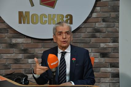Москва. Депутат Государственной Думы РФ, бывший главный санитарный врач Геннадий Онищенко в прямом эфире радио `Комсомольская правда`.