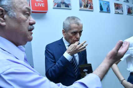 Москва. Заместитель редактора отдела международной и внутренней политики `Комсомольской правды` Александр Гамов (слева) и депутат Государственной Думы РФ, бывший главный санитарный врач Геннадий Онищенко в редакции `Комсомольской правды`.