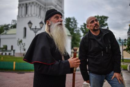 Москва.  Корреспондент `Комсомольской правды` Дмитрий Стешин  и глава старообрядческой церкви Митрополит Корнилий в Рогожской слободе.