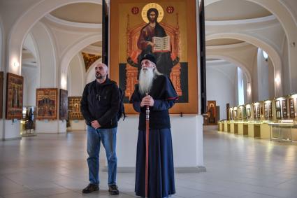 Москва.  Корреспондент `Комсомольской правды` Дмитрий Стешин  и глава старообрядческой церкви Митрополит Корнилий в Рогожской слободе.