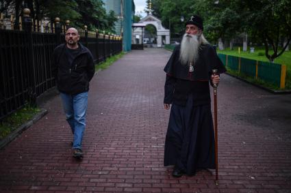 Москва.  Корреспондент `Комсомольской правды` Дмитрий Стешин  и глава старообрядческой церкви Митрополит Корнилий в Рогожской слободе.