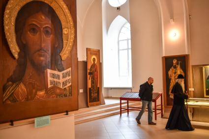 Москва. Корреспондент `Комсомольской правды` Дмитрий Стешин и глава старообрядческой церкви Митрополит Корнилий в Рогожской слободе.