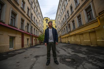 Москва. Активист Движения `Архнадзор` Андрей Новичков на улице Остоженка у домов, подлежащих сносу.