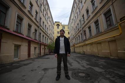 Москва. Активист Движения `Архнадзор` Андрей Новичков на улице Остоженка у домов, подлежащих сносу.