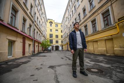Москва. Активист Движения `Архнадзор` Андрей Новичков на улице Остоженка у домов, подлежащих сносу.