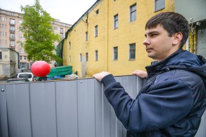 Москва. Активист Движения `Архнадзор` Андрей Новичков на улице Остоженка  у домов, подлежащих сносу.